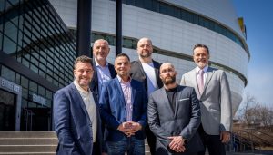 Sur la photo de gauche à droite : Peter Sgobba, président de Blaxton Franchise Canada, Steve Leroux, co-copropriétaire du Blaxton Centre Vidéotron, Antoine Rouleau, vice-président de Blaxton Franchise Canada, Martin Tremblay, chef de l’exploitation du Groupe Sports et divertissement de Québecor, Bassem Oueslati et Charles Lacroix, tous 2 co-propriétaires du Blaxton Centre Vidéotron.