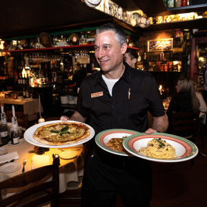 Serveur souriant du restaurant Le Parmesan